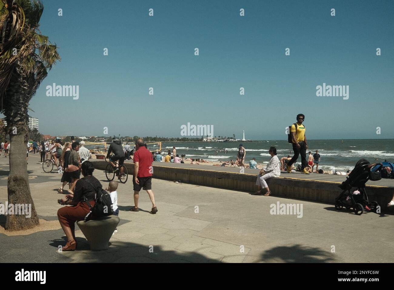 Une photo prise lors d'une journée ensoleillée à St Kilda Beach, Victoria. C'était une journée animée, pleine de gens et d'activités. Banque D'Images