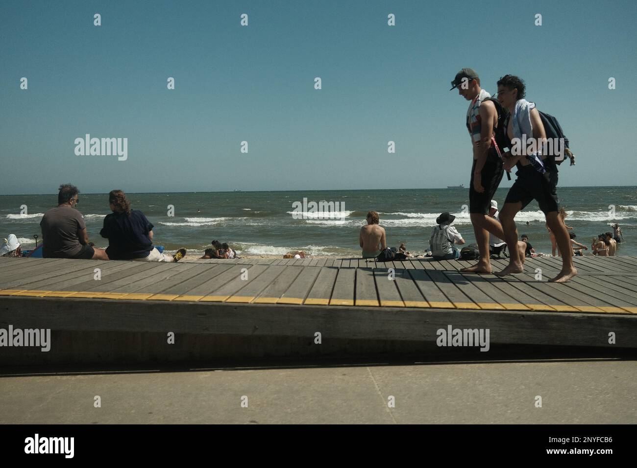 Une photo prise lors d'une journée ensoleillée à St Kilda Beach, Victoria. C'était une journée animée, pleine de gens et d'activités. Banque D'Images