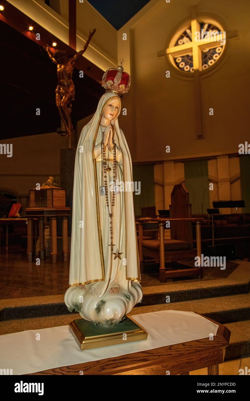 La célèbre statue de la Vierge du pèlerin international de notre-Dame de Fatima sculptée en 1947 par José Thedim; à St. Église catholique Ambrose. Banque D'Images