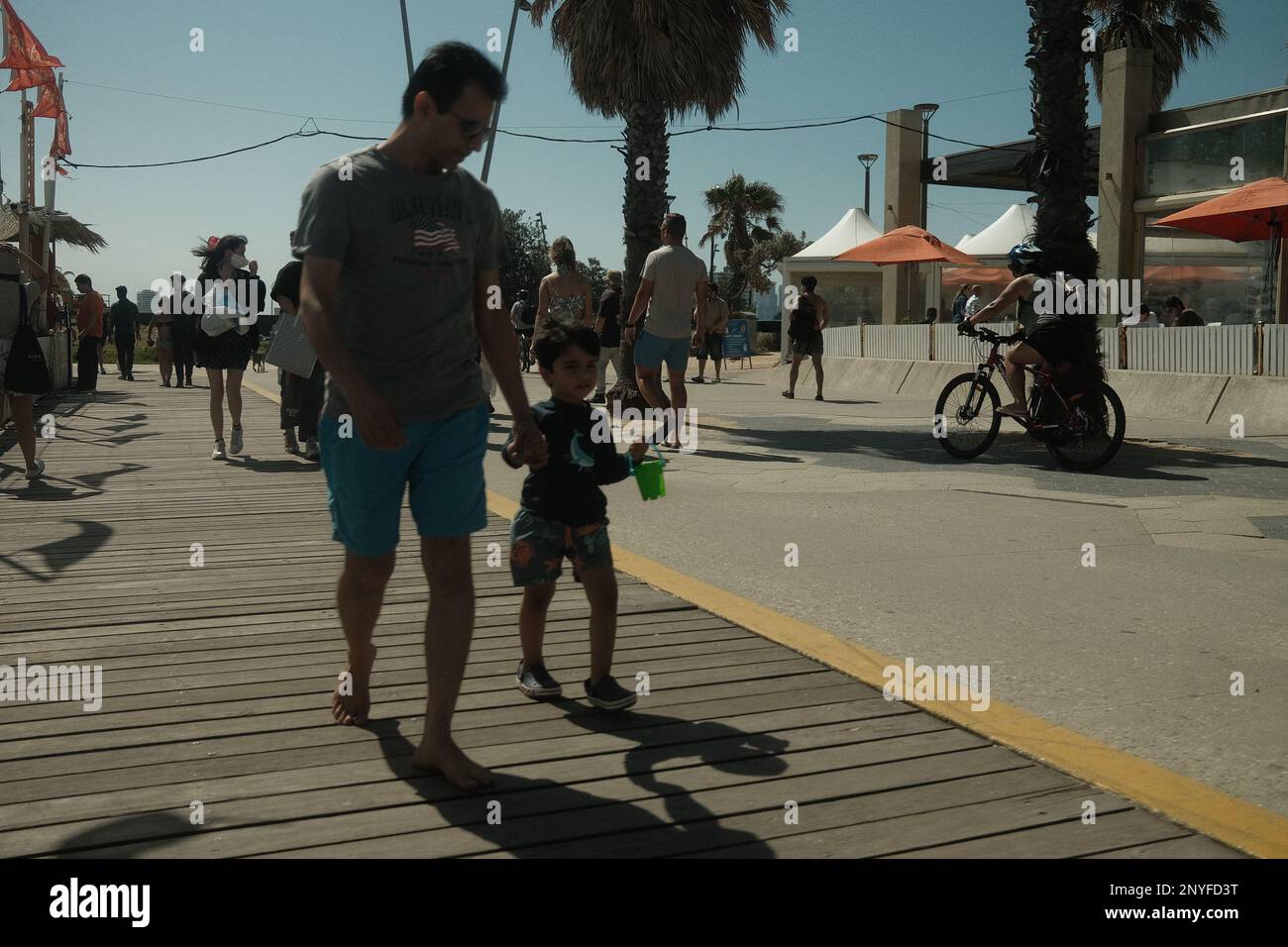 Une photo prise lors d'une journée ensoleillée à St Kilda Beach, Victoria. C'était une journée animée, pleine de gens et d'activités. Banque D'Images