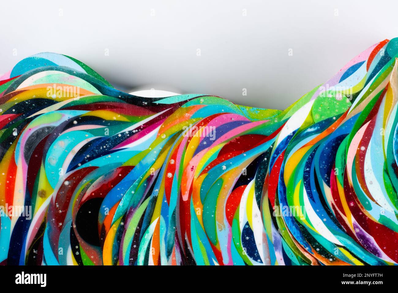 Motif ondulé coloré de forme fantaisie sur fond turquoise Banque D'Images
