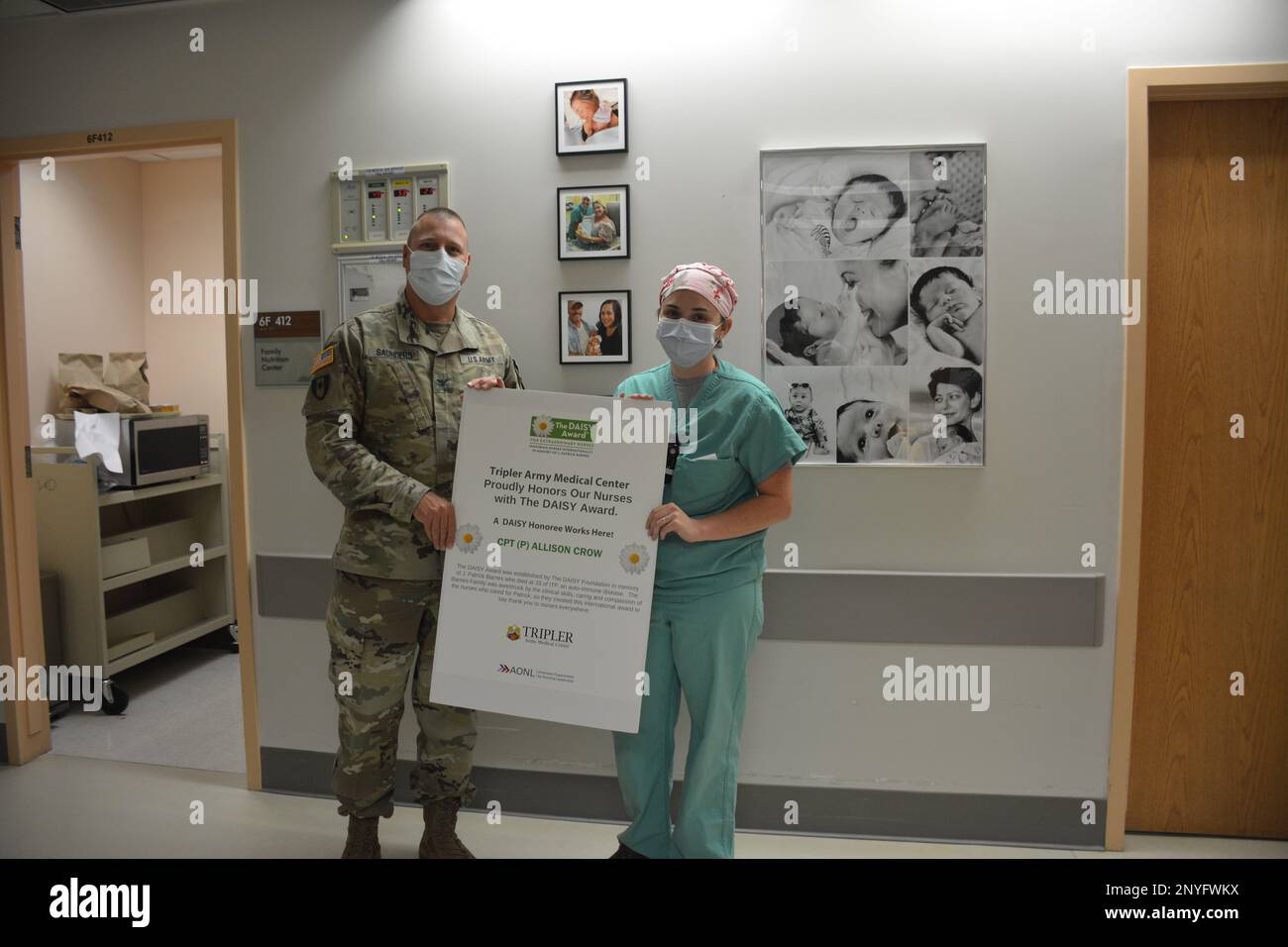 Félicitations à notre nouveau lauréat du « DAISY Award » (à droite), Capt Allison Crow, RN. Le prix DAISY récompense les infirmières qui prodiguent chaque jour des soins extraordinaires, coordonnés, compatissants et habiles. Le prix DAISY a été créé par la DAISY Foundation en 1999 par la famille de J. Patrick (Pat) Barnes, un patient qui a perdu la vie à cause de la maladie auto-immune ITP. La famille de Barnes voulait reconnaître les soins incroyables que les infirmières lui ont fournis avant sa mort et a créé le prix maintenant adopté par des organismes de santé dans le monde entier. Banque D'Images