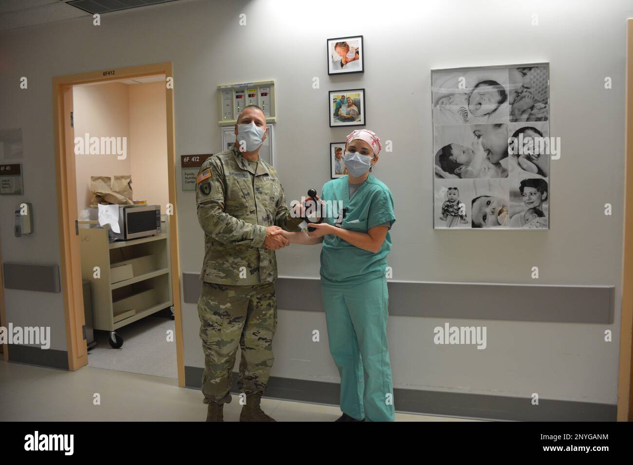 Félicitations à notre nouveau lauréat du « DAISY Award » (à droite), Capt Allison Crow, RN. Le prix DAISY récompense les infirmières qui prodiguent chaque jour des soins extraordinaires, coordonnés, compatissants et habiles. Le prix DAISY a été créé par la DAISY Foundation en 1999 par la famille de J. Patrick (Pat) Barnes, un patient qui a perdu la vie à cause de la maladie auto-immune ITP. La famille de Barnes voulait reconnaître les soins incroyables que les infirmières lui ont fournis avant sa mort et a créé le prix maintenant adopté par des organismes de santé dans le monde entier. Banque D'Images