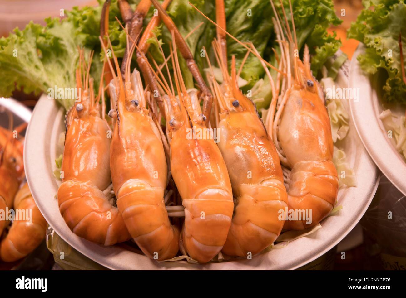 De délicieuses crevettes ou crevettes cuites à la vapeur sur le terrain de restauration du marché de la rue à Bangkok Banque D'Images