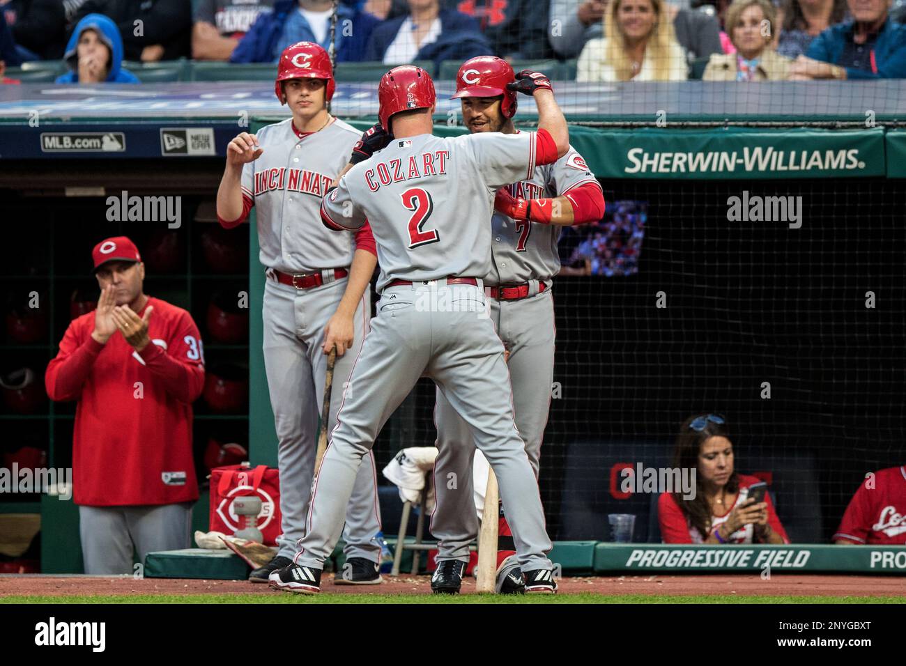 CLEVELAND, OH - JULY 24: Cincinnati Reds shortstop Zack Cozart (2) celebrates with Cincinnati Reds third baseman Eugenio Suarez (7) after hitting a home run during the sixth inning of the Major League Baseball Interleague game between the Cincinnati Reds and Cleveland Indians on July 24, 2017, at Progressive Field in Cleveland, OH. (Photo by Frank Jansky/Icon Sportswire) (Icon Sportswire via AP Images) Banque D'Images