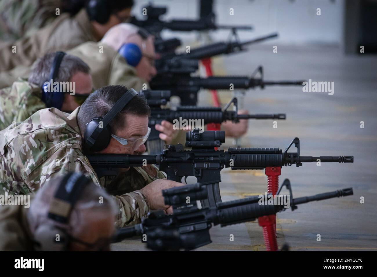 ÉTATS-UNIS Force aérienne Brig. Le général Patrick M. Kennedy, centre, adjoint général-Air, Garde nationale du New Jersey et commandant, Garde nationale de l'air du New Jersey, tire la carbine M4 pendant sa qualification dans un champ de tir au FAA William J. Hughes Technical Center, Egg Harbor Township, New Jersey, le 8 janvier 2023. Banque D'Images