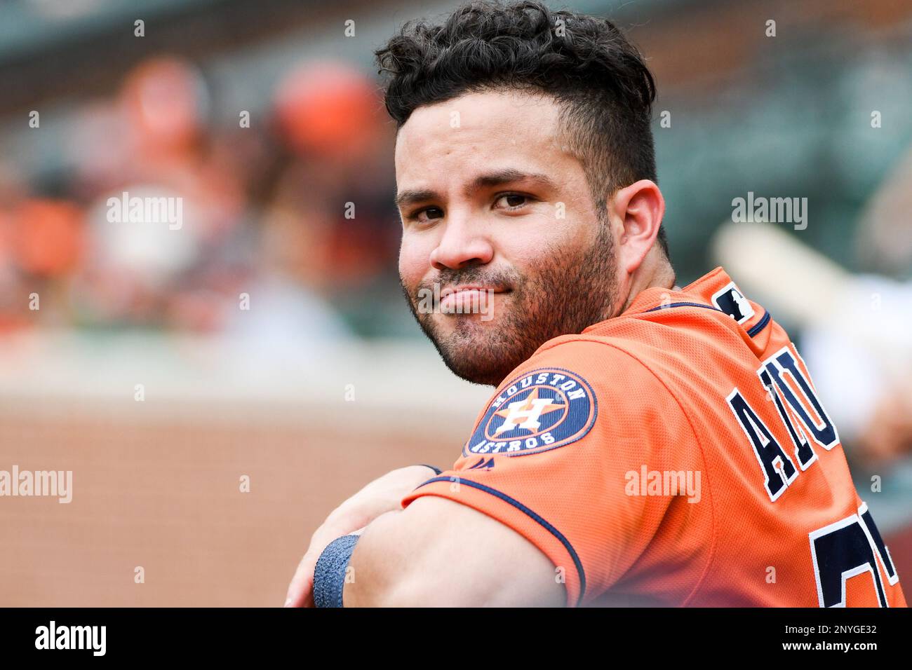 BALTIMORE, MD - JULY 23: Houston Astros second baseman Jose Altuve (27) stands in the dugout during an MLB game between the Houston Astros and the Baltimore Orioles on July 23, 2017, at Orioles Park at Camden Yards in Baltimore, MD. (Photo by Mark Goldman/Icon Sportswire) (Icon Sportswire via AP Images) Banque D'Images