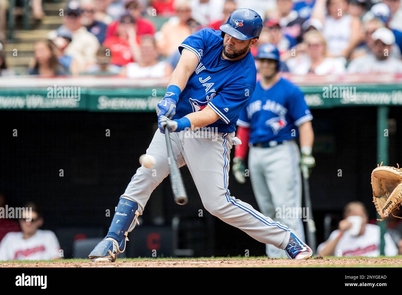 CLEVELAND, OH - JULY 23: Toronto Blue Jays designated hitter Kendrys Morales (8) singles to center during the sixth inning of the Major League Baseball game between the Toronto Blue Jays and Cleveland Indians on July 23, 2017, at Progressive Field in Cleveland, OH. (Photo by Frank Jansky/Icon Sportswire) (Icon Sportswire via AP Images) Banque D'Images