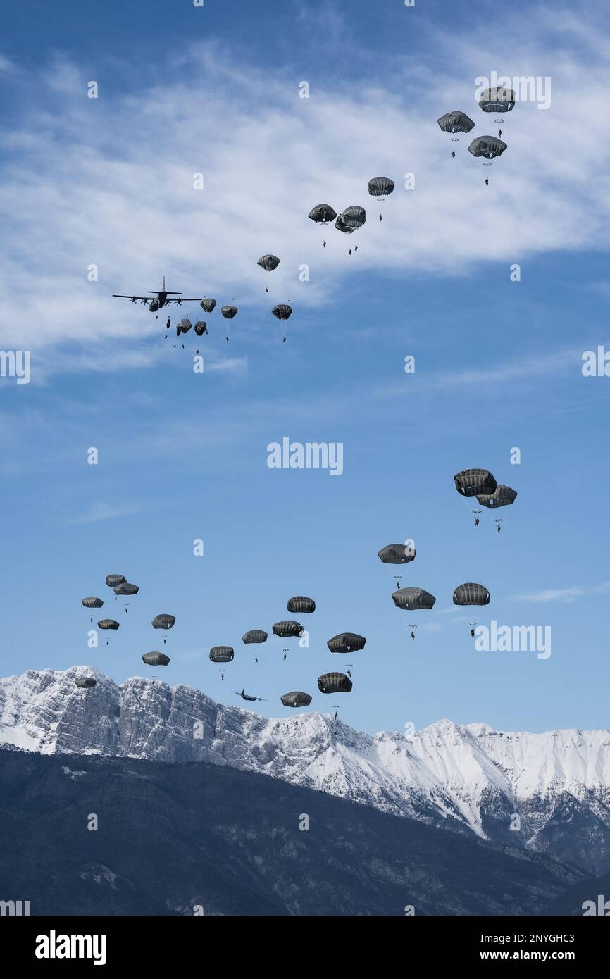 ÉTATS-UNIS Les parachutistes de l'armée affectés au 2nd Bataillon, 503rd Parachute Infantry Regiment, 173rd Airborne Brigade effectuent une opération aérienne dans la zone de Juliet Drop à Pordenone, en Italie, le 25 janvier 2023. La Brigade aéroportée de 173rd est la U.S. La Force de réaction en cas d'urgence de l'armée en Europe, fournissant des forces rapidement déployables aux États-Unis les domaines de responsabilité de l'Europe, de l'Afrique et du Commandement central. Déployée en Italie et en Allemagne, la brigade s'entraîne régulièrement aux côtés des alliés et partenaires de l'OTAN pour établir des partenariats et renforcer l'alliance. Banque D'Images