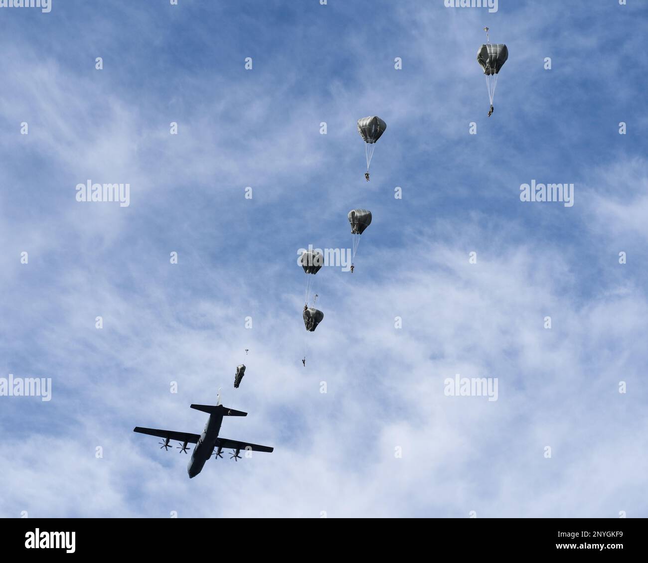 ÉTATS-UNIS Les parachutistes de l'armée affectés au 2nd Bataillon, 503rd Parachute Infantry Regiment, 173rd Airborne Brigade effectuent une opération aérienne dans la zone de Juliet Drop à Pordenone, en Italie, le 25 janvier 2023. La Brigade aéroportée de 173rd est la U.S. La Force de réaction en cas d'urgence de l'armée en Europe, fournissant des forces rapidement déployables aux États-Unis les domaines de responsabilité de l'Europe, de l'Afrique et du Commandement central. Déployée en Italie et en Allemagne, la brigade s'entraîne régulièrement aux côtés des alliés et partenaires de l'OTAN pour établir des partenariats et renforcer l'alliance. Banque D'Images