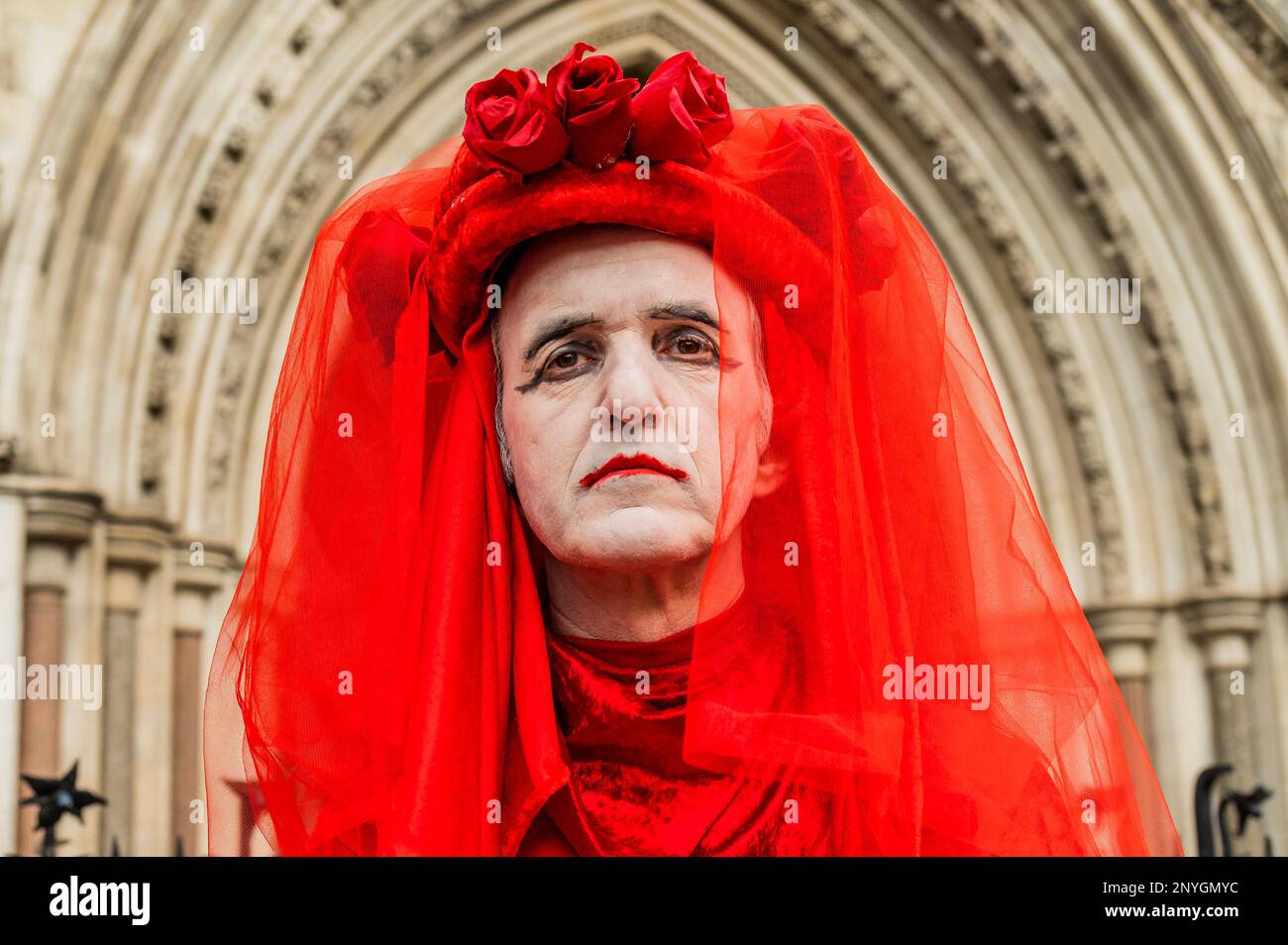 Londres, Royaume-Uni. 2nd mars 2023. Les rebelles rouges se sont joints à la manifestation, silencieux comme toujours, POUR ARRÊTER LA MANIFESTATION DE FORAGES devant les cours royales de justice. Le conseil municipal de Waverley et 'Protect Dunsfold', soutenus par le projet de bonne loi, demandent à la Cour d'autoriser un contrôle judiciaire de la décision du gouvernement en juin 2022 d'accorder à UK Oil and Gas (UKOG) la permission d'explorer pour le gaz à Dunsfold. C'était après que le conseil du comté de Surrey ait rejeté le projet à deux reprises. Crédit : Guy Bell/Alay Live News Banque D'Images