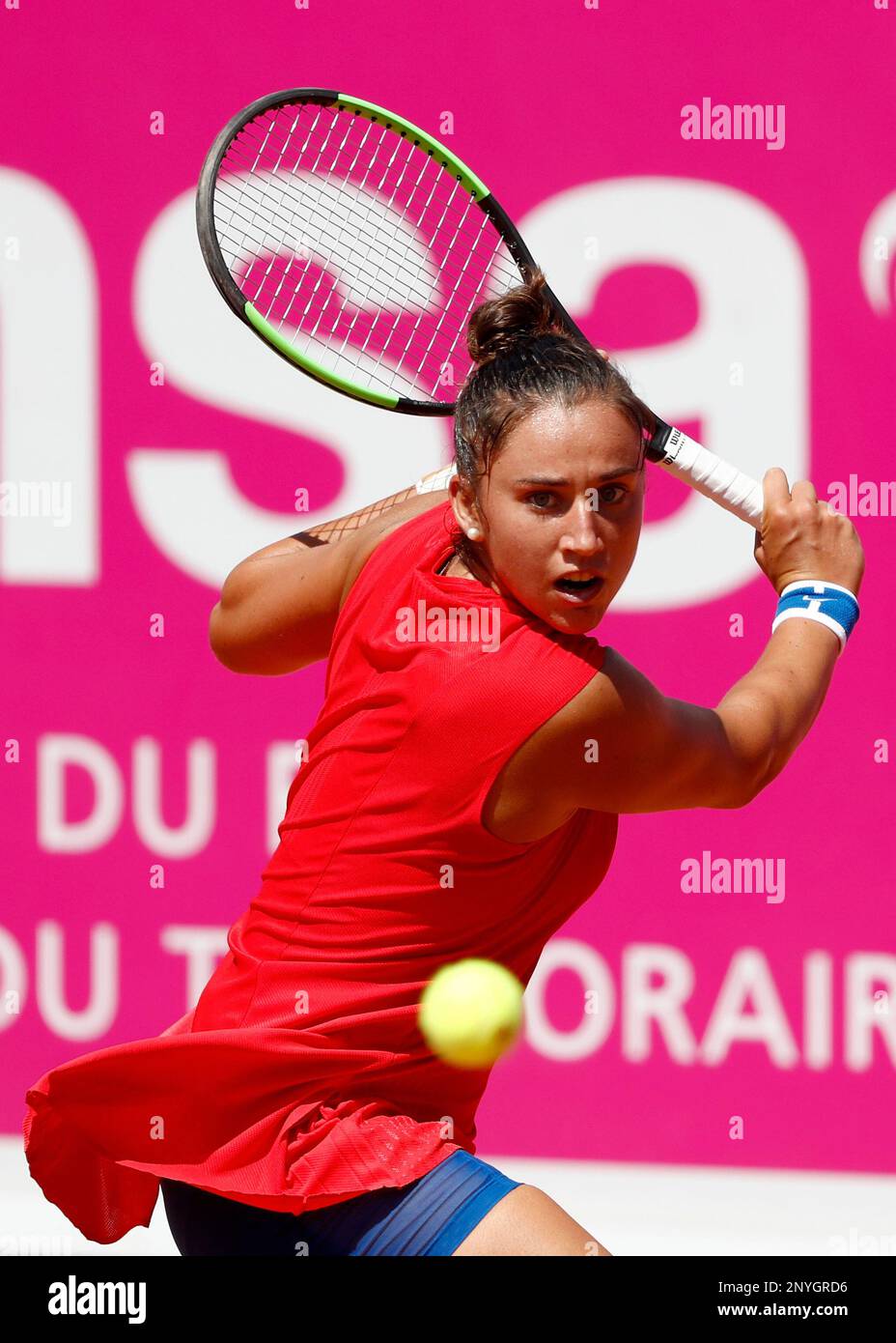 Sara Sorribes Tormo of Spain returns a shot during her quarter final match against Tamara Korpatsch of Germany, at the WTA Ladies Championship tennis tournament in Gstaad, Switzerland, Friday, July 21, 2017. (Peter Klaunzer/Keystone via AP) Banque D'Images