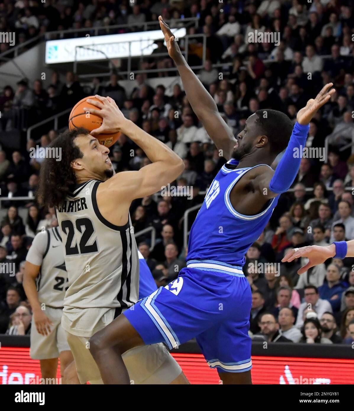 Xavier guard Souley Boum (0) blocks a shot by Providence guard Devin Carter (22) during the second half of an NCAA college basketball game, Wednesday, March 1, 2023, in Providence, R.I. (AP Photo/Mark Stockwell) Banque D'Images