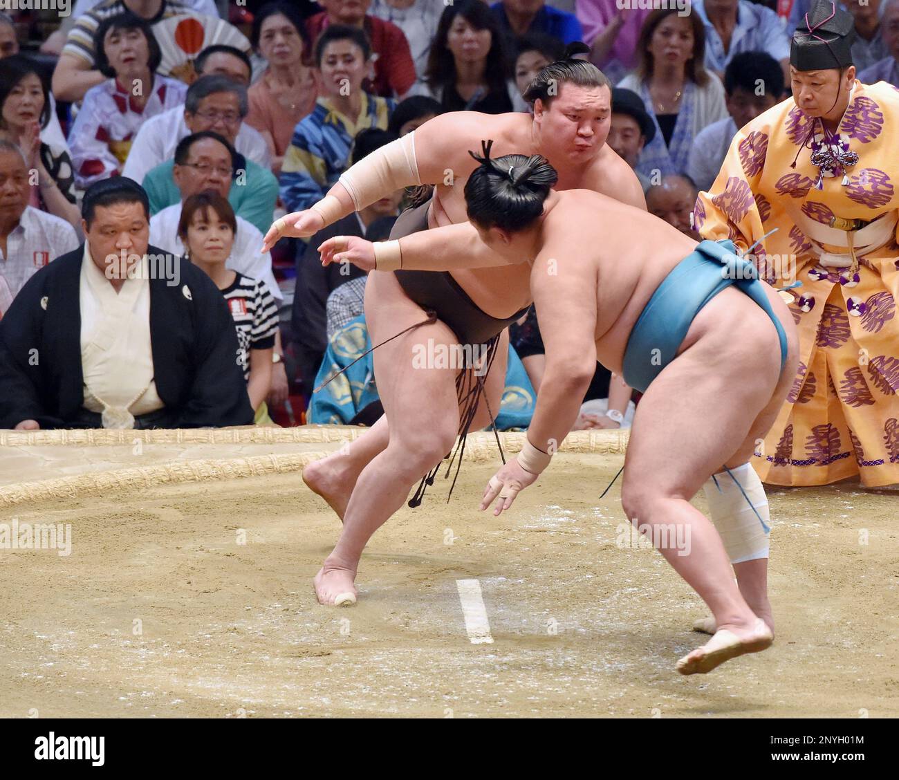 Mongolian yokozuna Hakuho (rear) beats fellow country sekiwake Tamawashi on Day 12 of the Nagoya Summer Grand Sumo tournament at Aichi Prefectural Gymnasium in Nagoya on July 20, 2017. The grand champion tied the first all-time record 1,047 victories set by former ozeki Kaio (rear L). ( The Yomiuri Shimbun via AP Images ) Banque D'Images