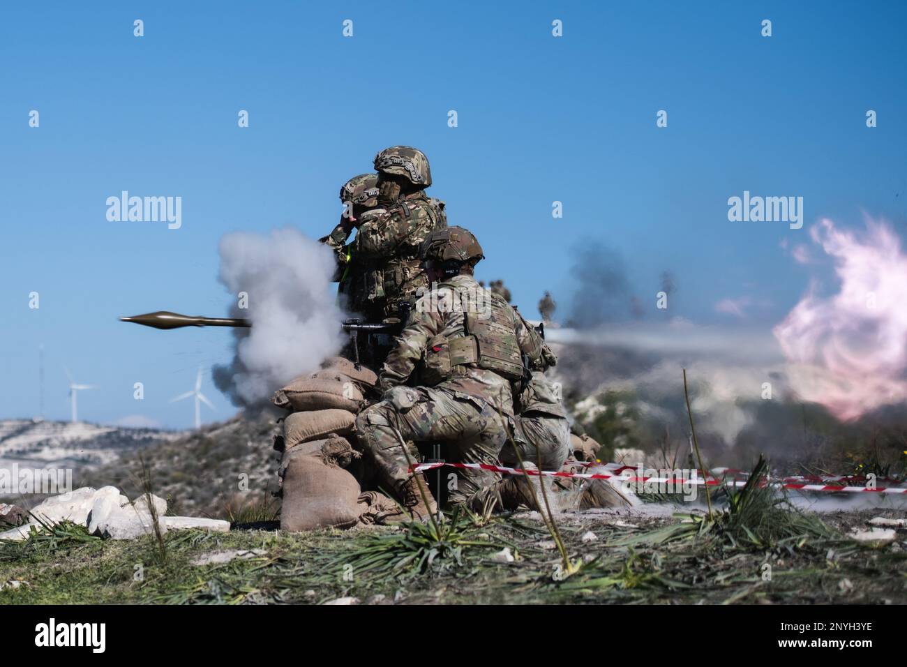 A ÉTATS-UNIS Le parachutiste de l'armée affecté au 2nd Bataillon, 503rd Airborne Infantry Regiment, 173rd Airborne Brigade aux côtés des troupes chypriotes, engage une cible avec un lance-grenade propulsé par une fusée à Larnaca (Chypre), le 17 février 2023, dans le cadre de l'exercice Silver Falcon 23. Silver Falcon 23 est un exercice bilatéral entre les États-Unis et Chypre, conçu pour améliorer l'interopérabilité entre les militaires des deux nations afin de s'assurer qu'ils sont prêts à toute éventualité, en particulier ceux qui impliquent une intervention en cas de crise et des opérations d'évacuation non combattantes. La Brigade aéroportée de 173rd est la U.S. AR Banque D'Images