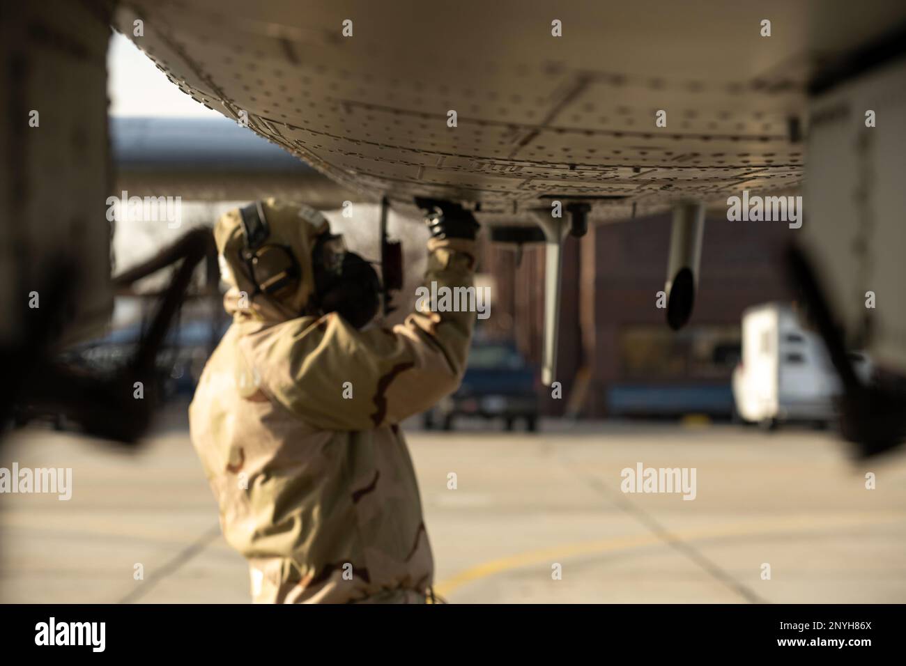 Le sergent d'état-major Nicholas Day, un chef d'équipage du 124th Escadron de maintenance, lance un Thunderbolt II A-10 de niveau 4 orienté mission depuis Gowen Field, le 4 février 2023. Les membres de l'escadre de combat de 124th ont passé la fin de semaine à divers niveaux du PPPA, en réorientant leur formation sur les conflits entre pairs. Banque D'Images