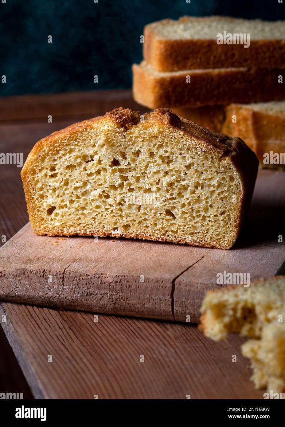 Magnifique pain de maïs fait maison en tranches jaunes. Pain de maïs frais sur fond de bois. Banque D'Images