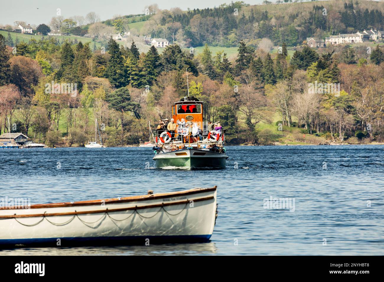 Touristes à bord Ullstwater Steamers Motor Yacht le bateau à vapeur Lady of the Lake approchant Howtown Pier sur Ullswater le Lake District, Cumbria Banque D'Images