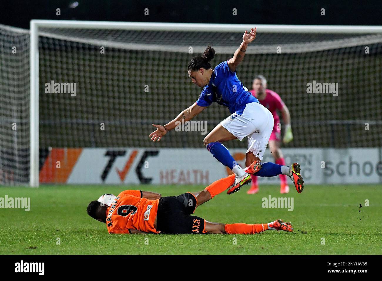 Josef Yarney, du Oldham Athletic Association football Club, se bat avec Nicke Kabamba, du Barnett football Club, lors du match de la Vanarama National League entre Barnett et Oldham Athletic au Underhill Stadium, Londres, le mardi 28th février 2023. (Photo : Eddie Garvey | ACTUALITÉS MI) Credit : ACTUALITÉS MI et sport /Actualités Alay Live Banque D'Images