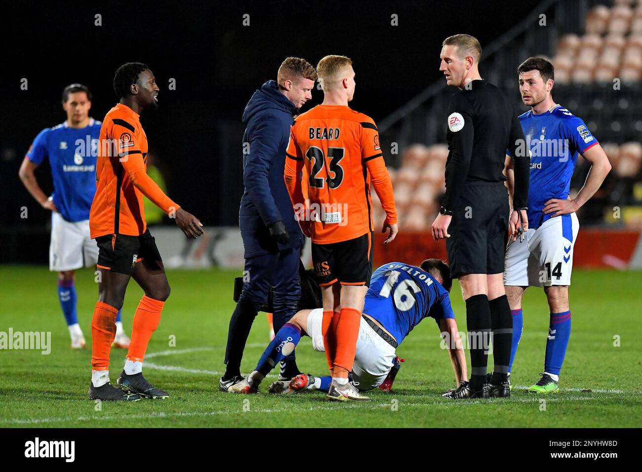 Mark Shelton, du club de football de l'association sportive d'Oldham, reçoit un traitement lors du match de la Vanarama National League entre Barnett et Oldham Athletic au stade Underhill, Londres, le mardi 28th février 2023. (Photo : Eddie Garvey | ACTUALITÉS MI) Credit : ACTUALITÉS MI et sport /Actualités Alay Live Banque D'Images