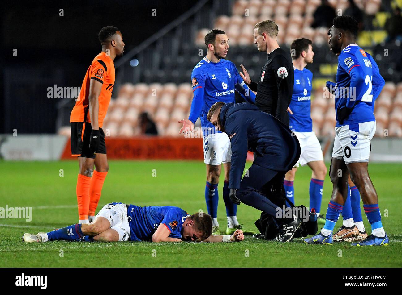 Mark Shelton, du club de football de l'association sportive d'Oldham, reçoit un traitement lors du match de la Vanarama National League entre Barnett et Oldham Athletic au stade Underhill, Londres, le mardi 28th février 2023. (Photo : Eddie Garvey | ACTUALITÉS MI) Credit : ACTUALITÉS MI et sport /Actualités Alay Live Banque D'Images