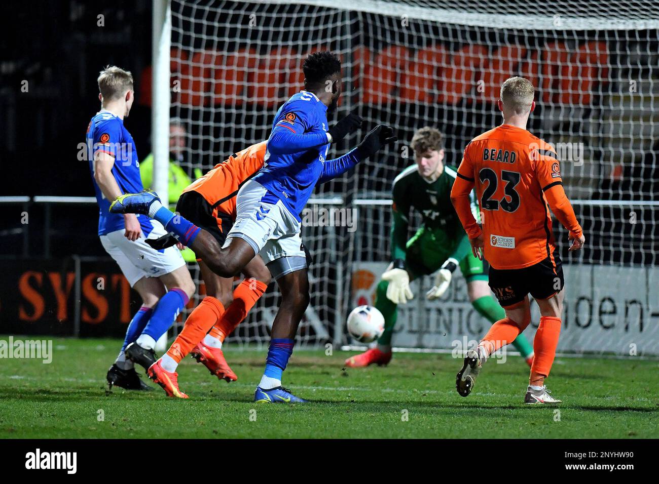 Mike Fondop, du club de football de l'association Oldham Athletic, se dirige vers le but lors du match de la Vanarama National League entre Barnett et Oldham Athletic au stade Underhill, à Londres, le mardi 28th février 2023. (Photo : Eddie Garvey | ACTUALITÉS MI) Credit : ACTUALITÉS MI et sport /Actualités Alay Live Banque D'Images