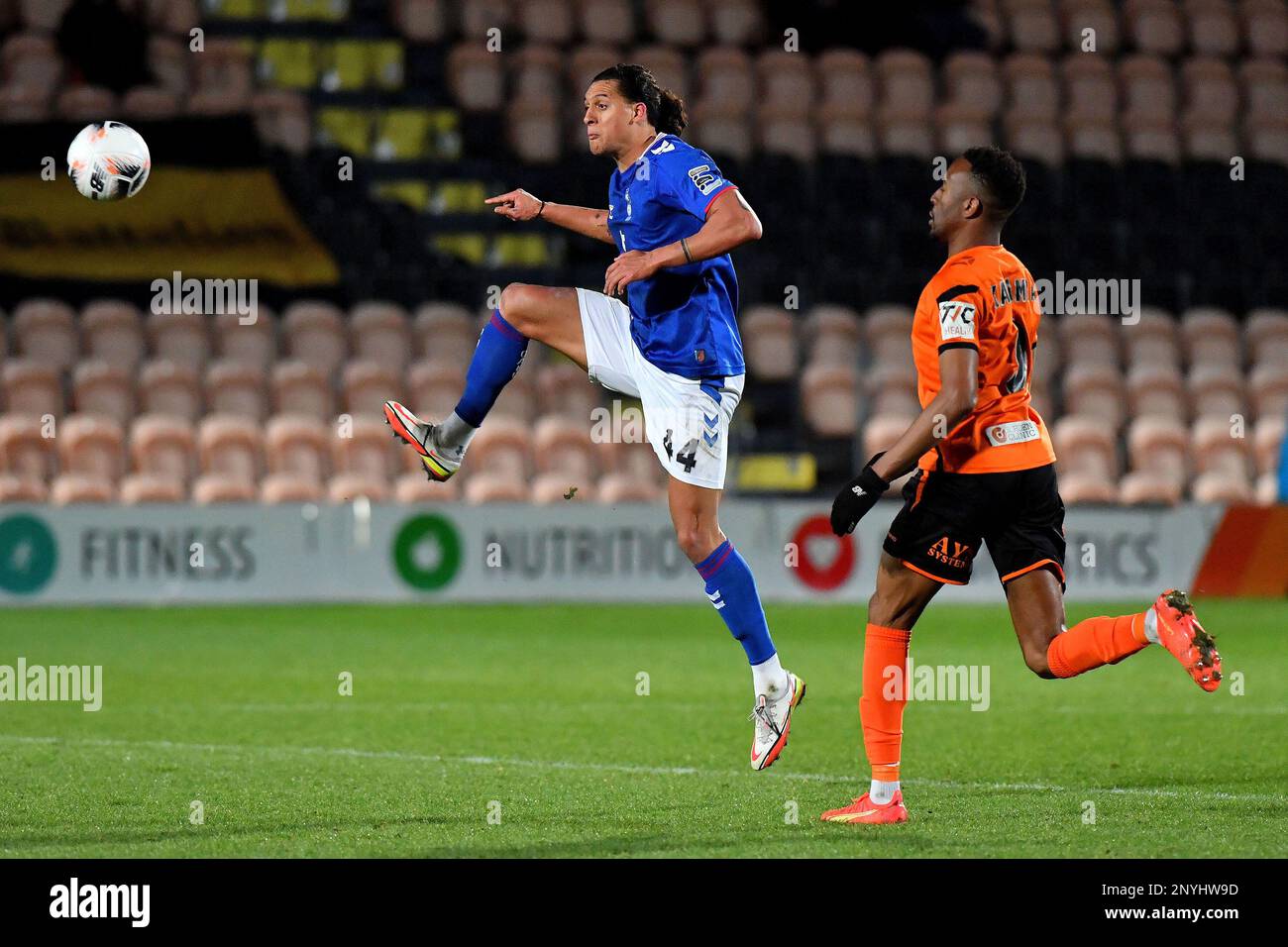 Josef Yarney, du Oldham Athletic Association football Club, se bat avec Nicke Kabamba, du Barnett football Club, lors du match de la Vanarama National League entre Barnett et Oldham Athletic au Underhill Stadium, Londres, le mardi 28th février 2023. (Photo : Eddie Garvey | ACTUALITÉS MI) Credit : ACTUALITÉS MI et sport /Actualités Alay Live Banque D'Images