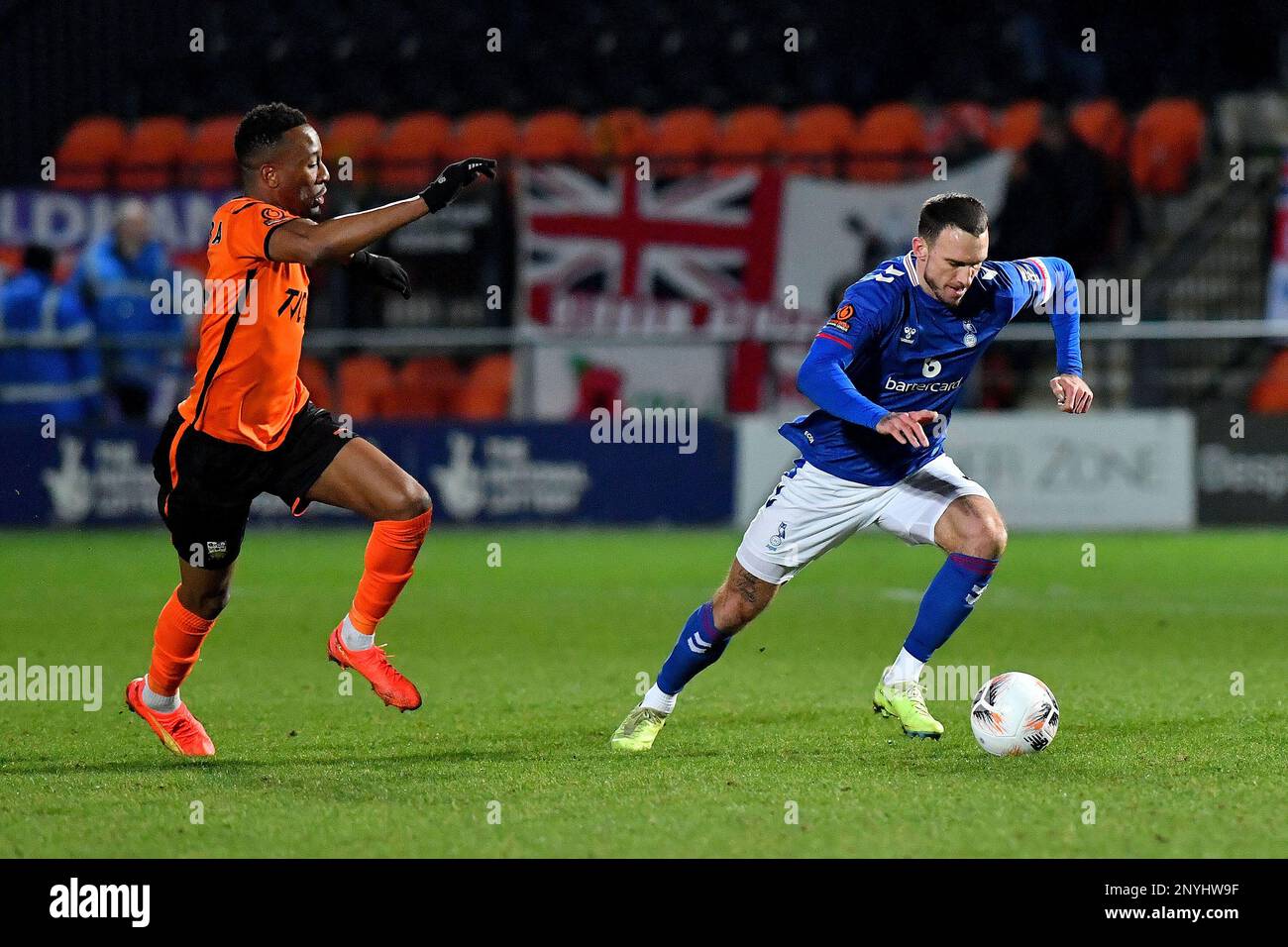 Liam Hogan (capitaine) du club de football de l'association Oldham Athletic avec Nicke Kabamba du club de football de Barnett lors du match de la Vanarama National League entre Barnett et Oldham Athletic au stade Underhill, Londres, le mardi 28th février 2023. (Photo : Eddie Garvey | ACTUALITÉS MI) Credit : ACTUALITÉS MI et sport /Actualités Alay Live Banque D'Images