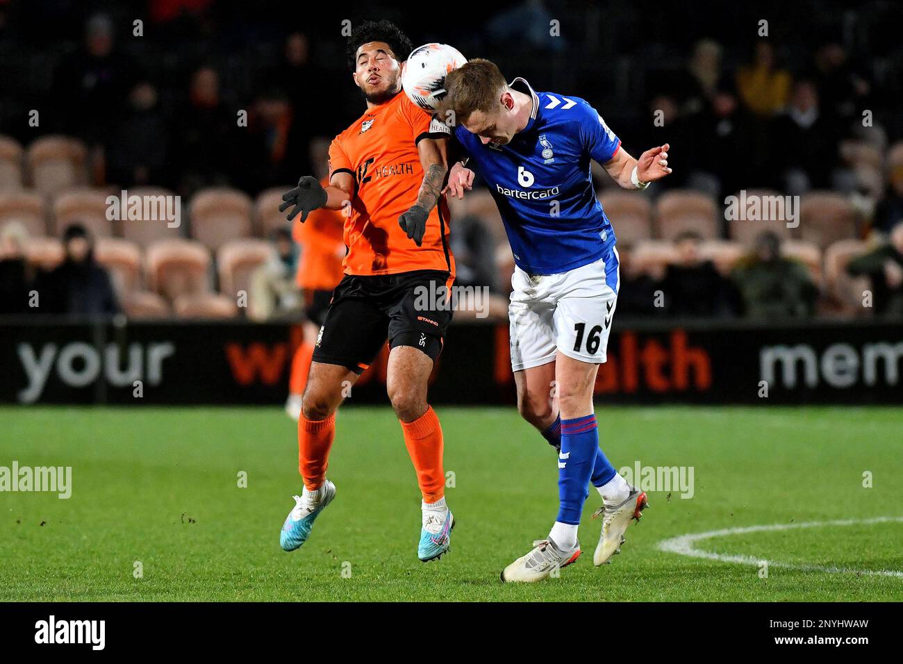 Mark Shelton de Oldham Athletic Association football Club Tussles avec Courtney Senior du Barnett football Club lors du match de la Vanarama National League entre Barnett et Oldham Athletic au stade Underhill, Londres, le mardi 28th février 2023. (Photo : Eddie Garvey | ACTUALITÉS MI) Credit : ACTUALITÉS MI et sport /Actualités Alay Live Banque D'Images