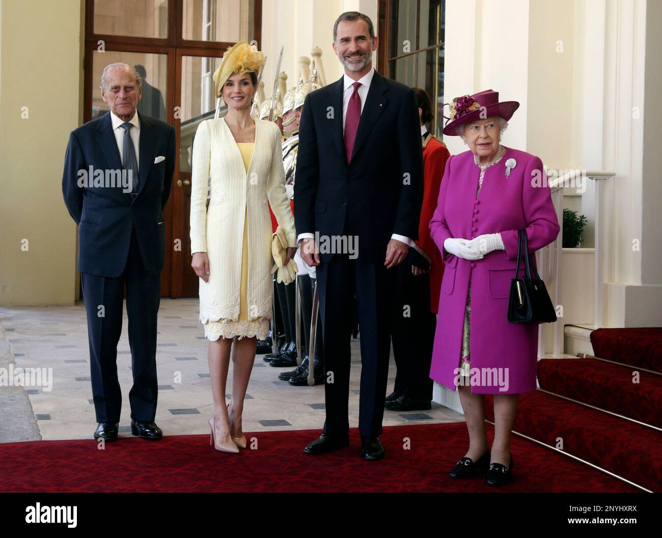 Britain's Queen Elizabeth II stands with Spain's King Felipe and his wife Queen Letizia and Prince Philip, left, after arriving in a state carriage to Buckingham Palace, London on Wednesday, July 12, 2017. The King and Queen of Spain are on a three day State Visit to Britain. (Yui Mok/Pool via AP) Banque D'Images