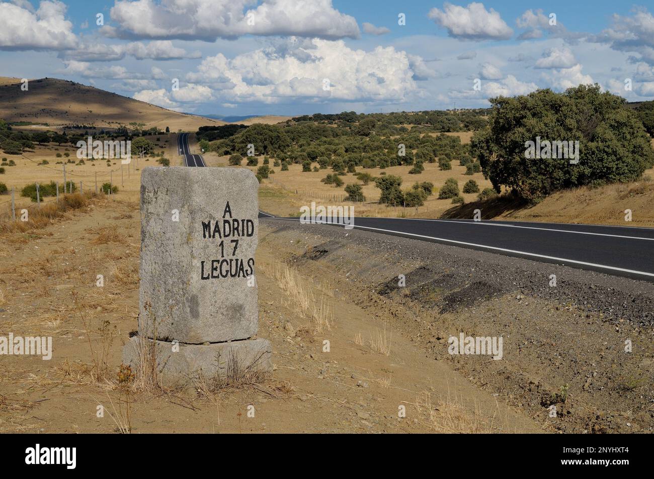 « A Madrid 17 leguas ». L'ancien marqueur routier est inscrit à l'inscription « to Madrid 17 ligues ». Route dans la province d'Ávila. Banque D'Images