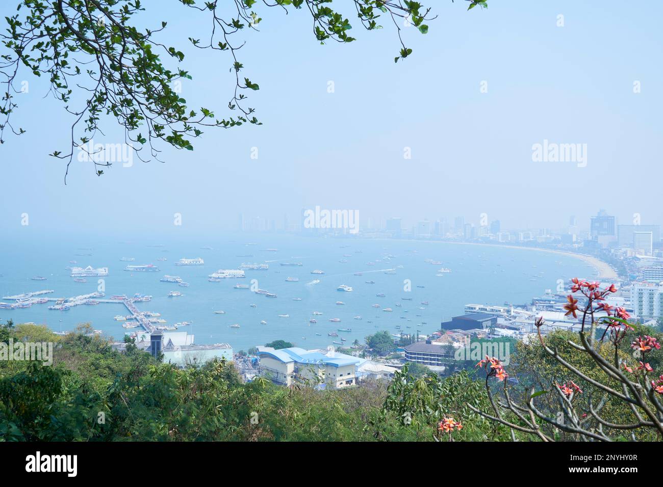 PATAYA, Chonburi, Thaïlande - February20,2023:Khao Phra Tamnak point de vue seulement il ya de la poussière pm 2,5 couverte jusqu'à presque invisible Pattaya Beach et Ba Banque D'Images
