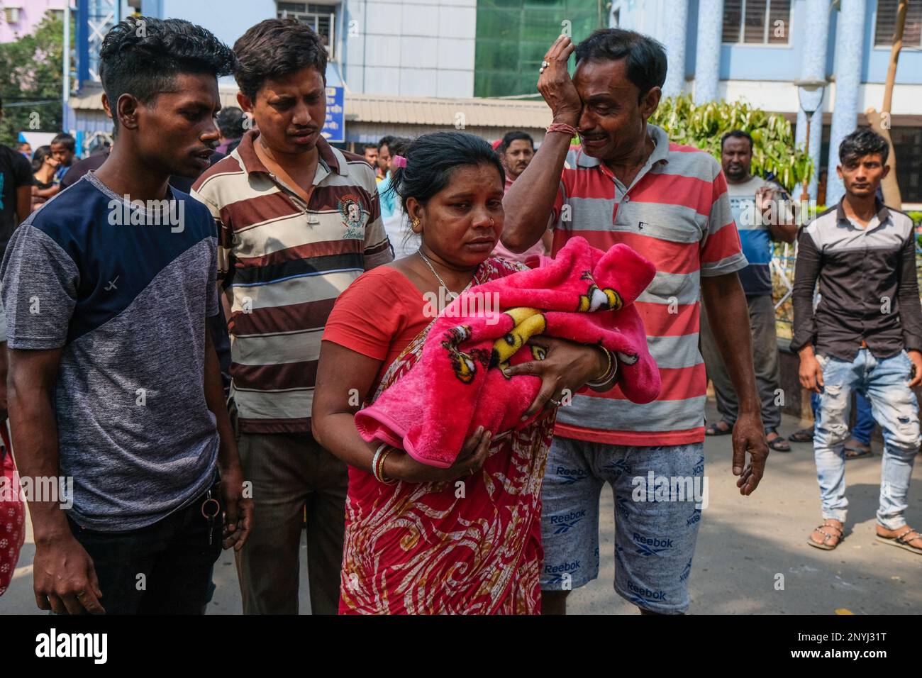 (NOTE DE LA RÉDACTION : l'image dépeint la mort)Une famille quitte l'hôpital en larmes après le décès de son enfant qui a succombé à une infection respiratoire aiguë (IRA) à Kolkata. Les gens cherchent un traitement au Dr B C Roy Post Graduate Institue of Pediatric Sciences pour leurs enfants qui souffrent d'une infection respiratoire aiguë (IRA) avec des symptômes semblables à ceux de la grippe comme la fièvre, le froid, la toux, les problèmes respiratoires et la fatigue. Par conséquent, plus de dix enfants sont morts en raison d'une infection respiratoire aiguë (IRA) au cours des derniers jours. Pendant ce temps, selon les médias locaux, il y a un pic soudain dans les cas d'adénovirus qui commo Banque D'Images