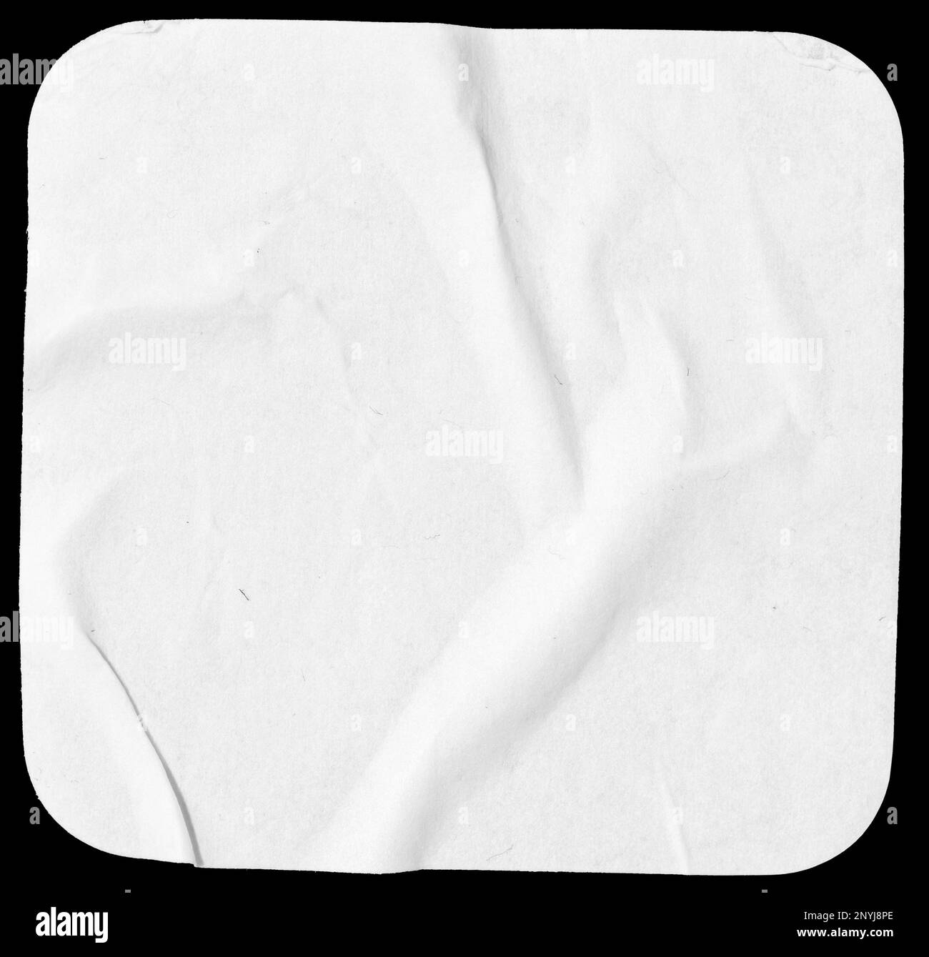 Carte vierge de forme carrée blanche isolée sur fond noir. Morceaux de papier froissés. Maquette de modèle Banque D'Images