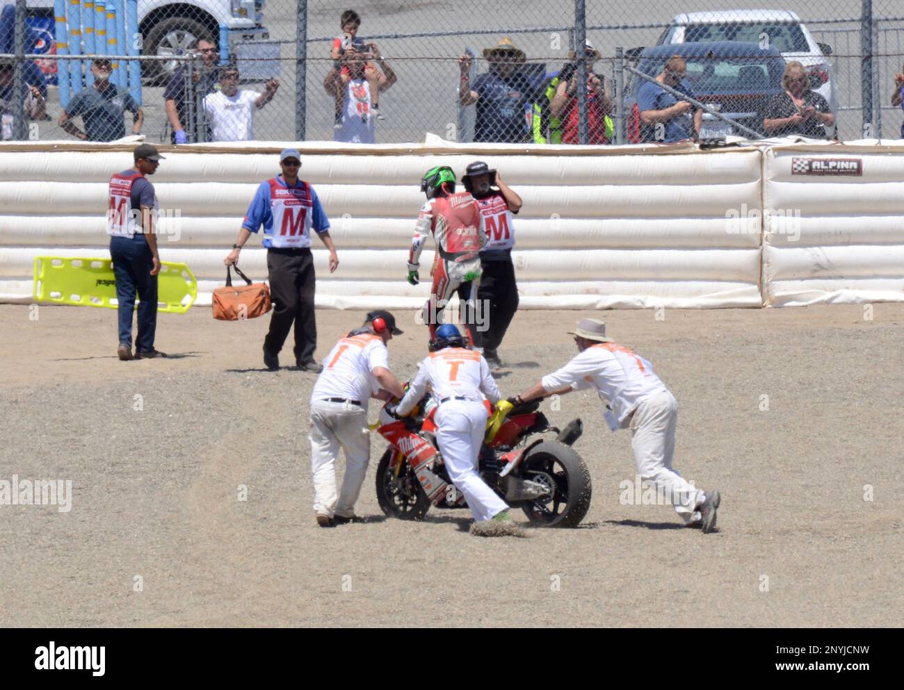 LAGUNA SECA, CA - JULY 8: Emergency crews push the destroyed bike of Eugene Laverty after he slid off the track in turn two at the SBK/MOTUL FIM Superbike World Championship on July 8, 2017 at the Mazda Raceway in Laguna Seca, CA. (Photo by Lyle Setter/Icon Sportswire) (Icon Sportswire via AP Images) Banque D'Images