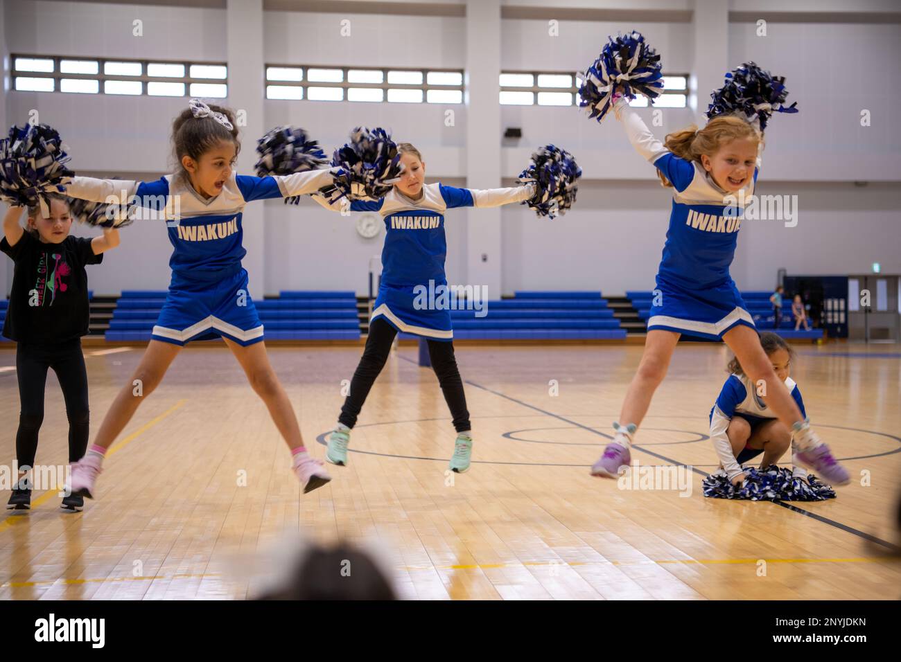 Les enfants de la Marine corps Air Station Iwakuni font une routine de promotion pour les cheerleaders professionnels de la Ligue nationale de football lors de la Pro Blitz Cheer Clinic sur le MCAS Iwakuni, Japon, 12 février 2023. La visite éclair des forces armées Entertainment Pro permet aux membres du service déployés à l'avance et à leurs familles de rencontrer les meneurs et les joueurs de la NFL. Banque D'Images