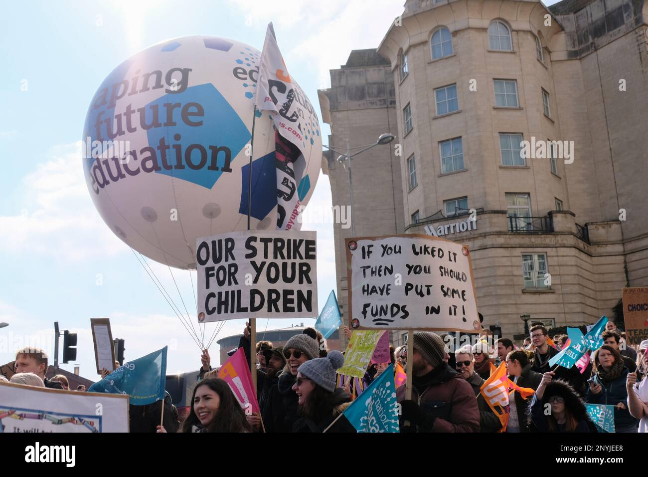 Bristol, Royaume-Uni. 2nd mars 2023. Des professeurs en grève tiennent un rassemblement sur College Green à Bristol avant de marcher dans la ville. Les enseignants sont frappants parce qu'ils croient qu'ils ne sont pas suffisamment payés; les offres du gouvernement d'une hausse inférieure à l'inflation ont été rejetées par le Syndicat national de l'éducation (NEU). L'Union dit que le sous-financement de l'éducation par le gouvernement affecte les enfants. Les responsables de l'enseignement disent qu'il est maintenant très difficile d'attirer et de retenir de bons enseignants en raison des réductions de salaire historiques à terme et de mauvaises conditions de travail. Crédit : M. Standfast/Alay Live News Banque D'Images