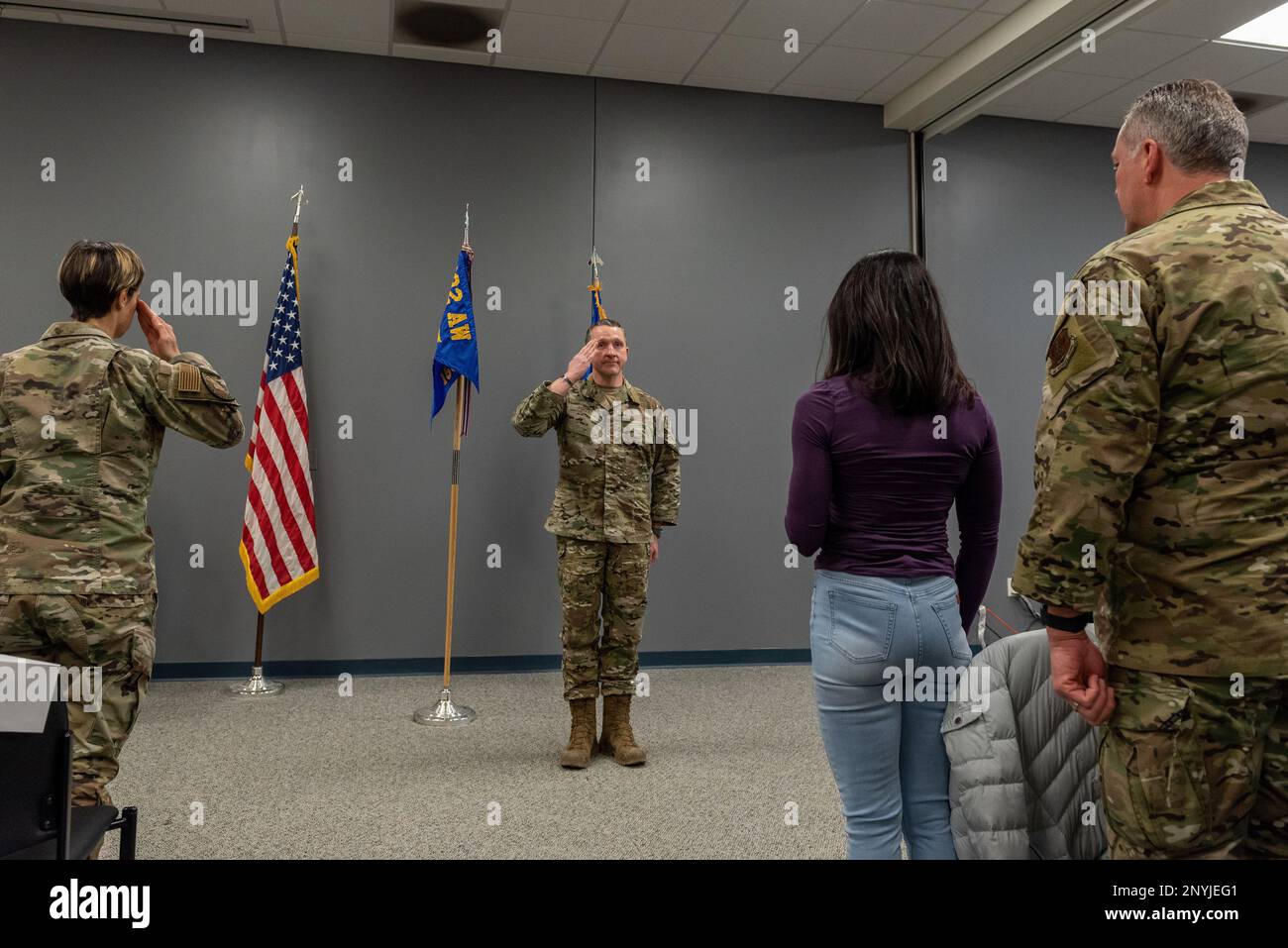 ÉTATS-UNIS Le Maj. Christopher Schutte reçoit le commandement du 169th Escadron des opérations de soutien aérien de la Garde nationale aérienne de l'Illinois, lors de la cérémonie de passation de commandement tenue à la 182nd Escadre du pont aérien, Peoria (Illinois), le 2 février 2023. Schutte a reçu le commandement du lieutenant-colonel Joseph Pingley, qui a servi comme commandant de l'ASOS 169th depuis décembre 2020 et a été promu commandant du Groupe des opérations de soutien aérien de 182nd. Banque D'Images