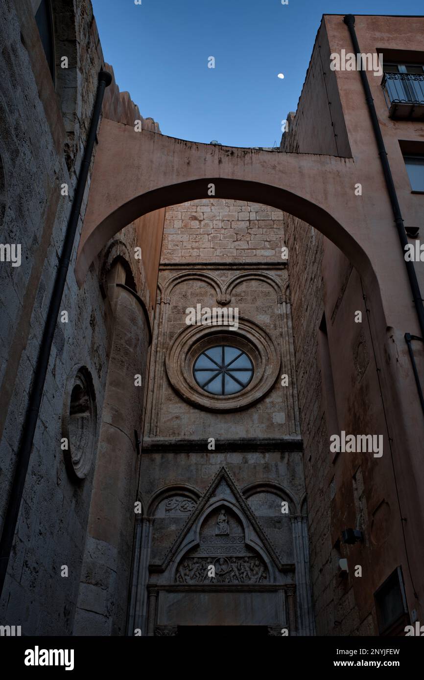 Vue détaillée sur une porte latérale décorée de la cathédrale de Cagliari Banque D'Images