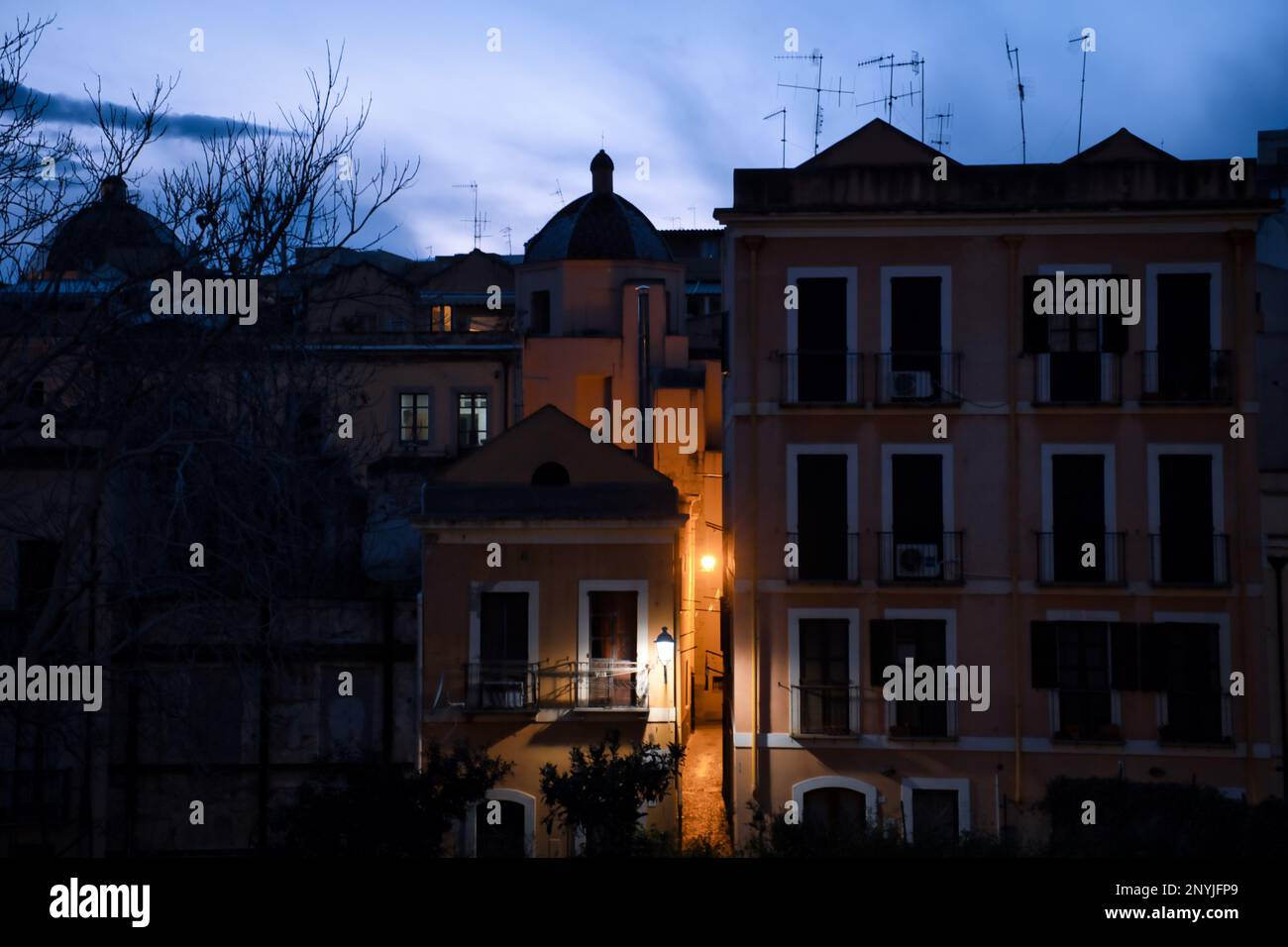 Vue sur l'ancien quartier Stampce au crépuscule à Cagliari Banque D'Images