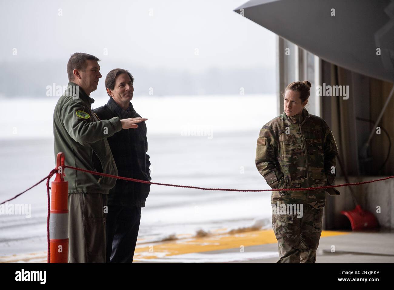 Le colonel Michael Blair, commandant du groupe des opérations de l'escadre  de combat 158th (à gauche) parle du F-35A au sujet de l'avion F-35A  Lightning II avec le lieutenant Gov du Vermont.