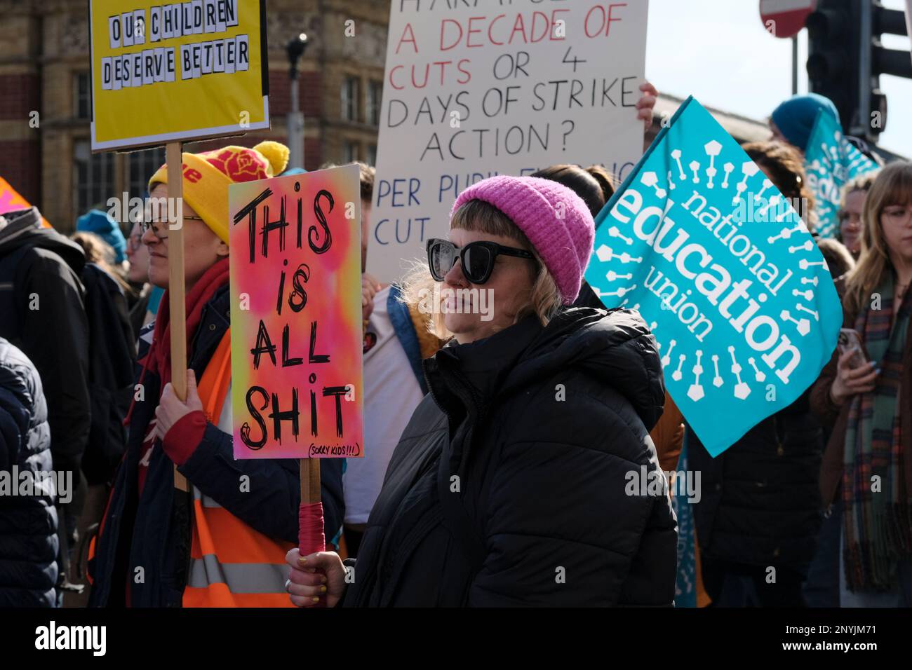 Bristol, Royaume-Uni. 2nd mars 2023. Des professeurs en grève tiennent un rassemblement sur College Green à Bristol avant de marcher dans la ville. Les enseignants sont frappants parce qu'ils croient qu'ils ne sont pas suffisamment payés; les offres du gouvernement d'une hausse inférieure à l'inflation ont été rejetées par le Syndicat national de l'éducation (NEU). L'Union dit que le sous-financement de l'éducation par le gouvernement affecte les enfants. Les responsables de l'enseignement disent qu'il est maintenant très difficile d'attirer et de retenir de bons enseignants en raison des réductions de salaire historiques à terme et de mauvaises conditions de travail. Crédit : M. Standfast/Alay Live News Banque D'Images