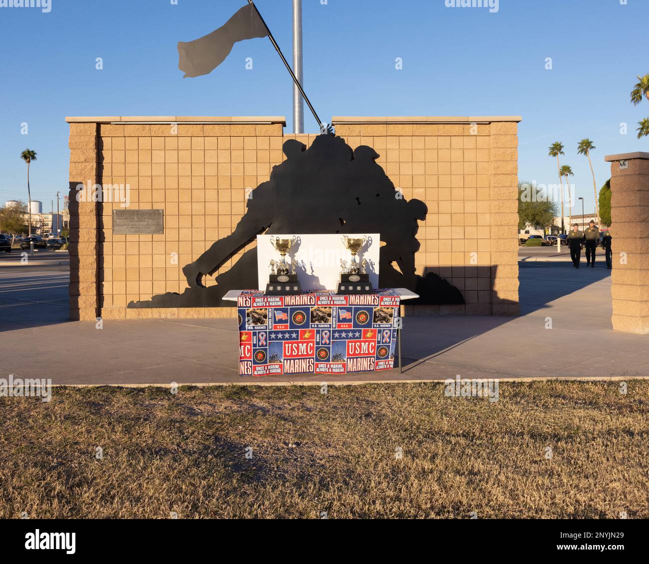 Deux trophées sont exposés lors de la cérémonie de la coupe du commandant à la Marine corps Air Station (MCAS) Yuma (Arizona), le 12 janvier 2023. La coupe du commandant est donnée aux unités sur la base de la participation et des victoires de la saison 2022 des sports intra-muros au MCAS Yuma. Banque D'Images