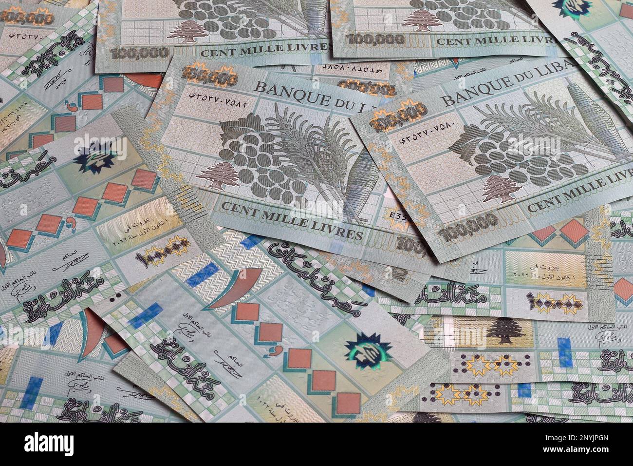 Piles de livres libanais, 100 000 coupures, symbolisant la chute de la monnaie libanaise. Banque D'Images