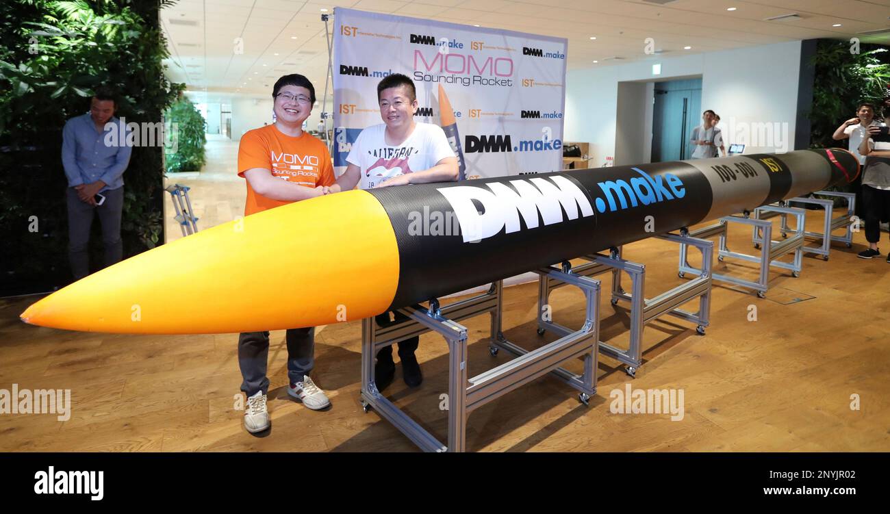 Japanese former internet compnay Livedoor CEO Takafumi Horie (R) and Takahiro Inagawa, CEO of Interstellar Technologies, pose with a rocket model at a press conference in Tokyo on July 6, 2017. Horie hope that Japan's first economical private rocket will launch from Taiki town, Hokkaido, northern Japan after several rocket test flights. ( The Yomiuri Shimbun via AP Images ) Banque D'Images