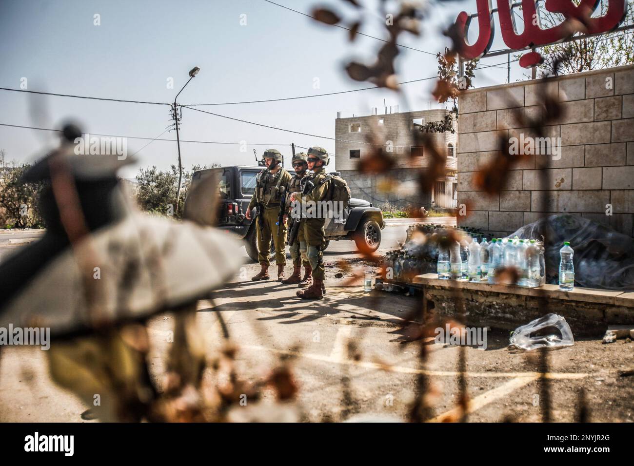 Naplouse, Palestine. 02nd mars 2023. Les soldats israéliens gardent les Palestiniens pour protester contre les attaques des colons juifs et contre la fermeture des magasins commerciaux par l'armée israélienne dans la ville de Hawara, au sud de Naplouse, en Cisjordanie occupée. (Photo de Nasser Ishtayeh/SOPA Images/Sipa USA) crédit: SIPA USA/Alay Live News Banque D'Images