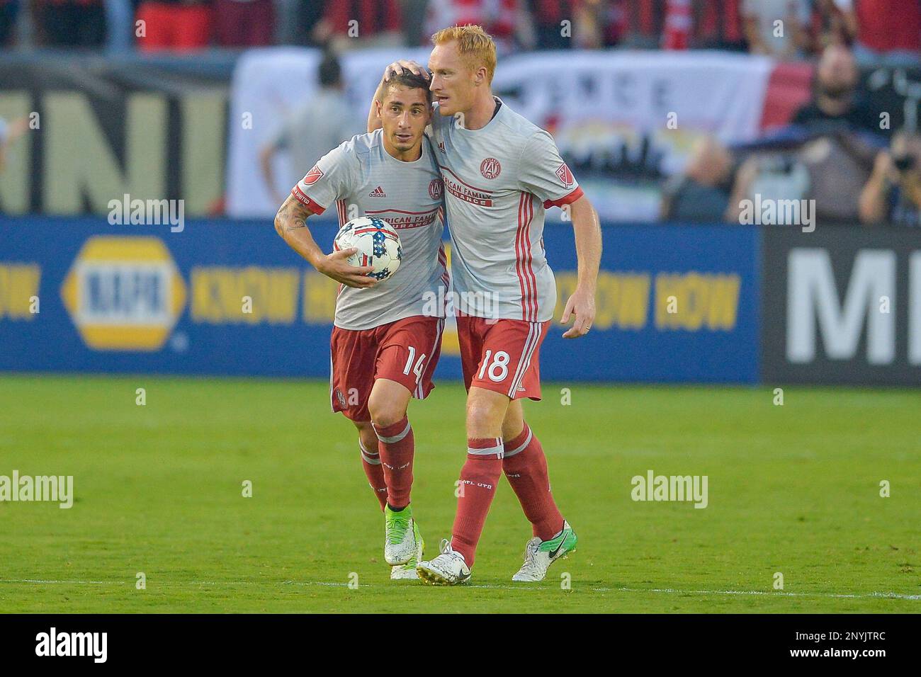 ATLANTA, GA – JULY 04: Atlanta's Carlos Carmona (14) is congratulated by Jeff Larentowicz (18) after Carmona scored a goal during a match between the San Jose Earthquakes and Atlanta United on July 4, 2017 at Bobby Dodd Stadium at Historic Grant Field in Atlanta, GA. Atlanta United FC defeated the San Jose Earthquakes 4 – 2. (Photo by Rich von Biberstein/Icon Sportswire) (Icon Sportswire via AP Images) Banque D'Images