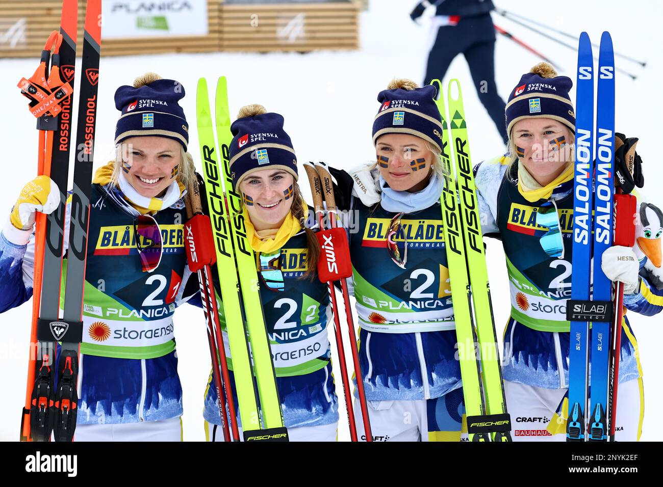 Planica, Slovénie. 02nd mars 2023. Ski nordique: Championnats du monde, cross-country - relais 4 x 5 km, femmes. Les Suédois (Emma Ribom, Ebba Andersson, Frida Karlsson, Maja Dahlqvist) fêtent à l'arrivée. Credit: Daniel Karmann/dpa/Alay Live News Banque D'Images