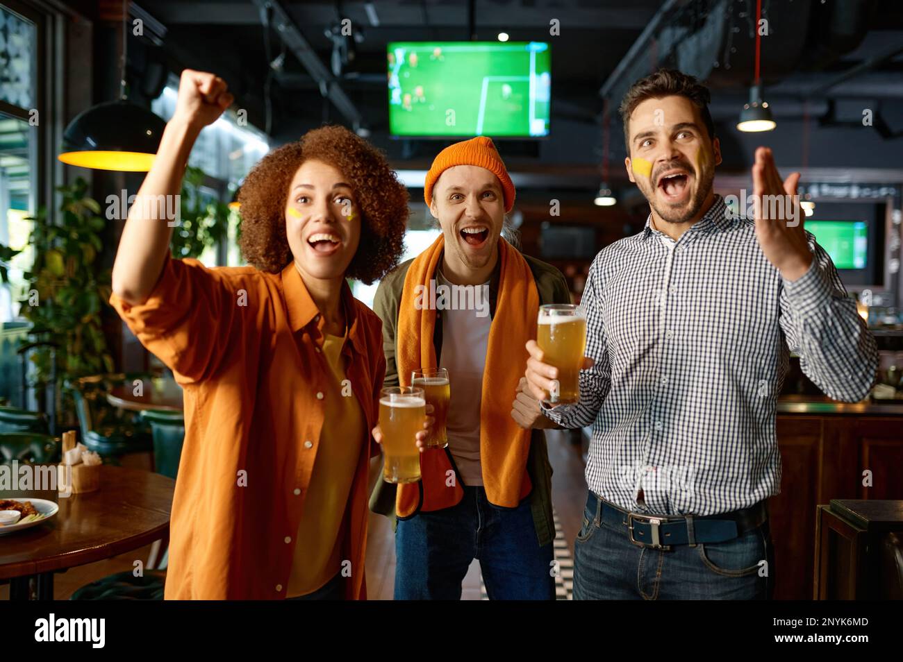 Groupe d'amis émotifs regardant le football au pub Banque D'Images