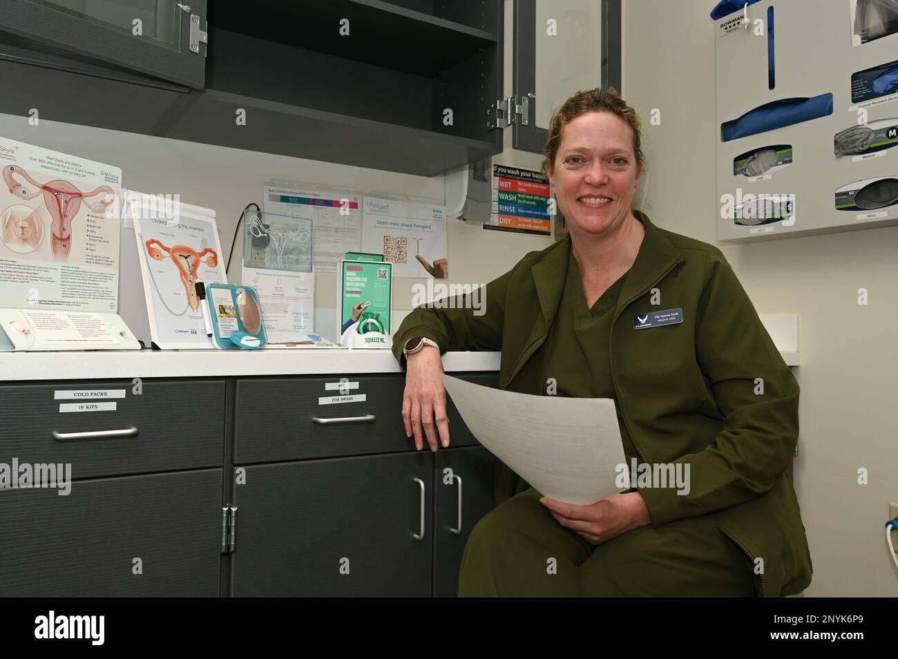 Major Vanessa North, 509th Groupe médical, infirmière praticienne en santé des femmes, posant pour une photo à la base aérienne de Whiteman, janvier 18, 2023. La clinique de santé pour femmes offre des services comme le contrôle des naissances, les tests de grossesse et les bilans annuels. Banque D'Images